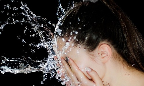 Double cleansing: Τι είναι και γιατί πρέπει να το κάνεις.